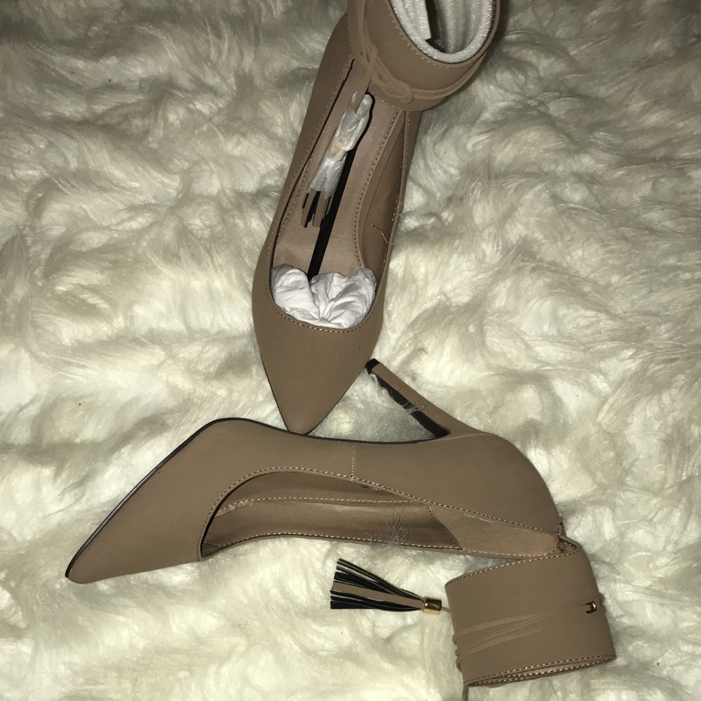NEW TAN HEELS